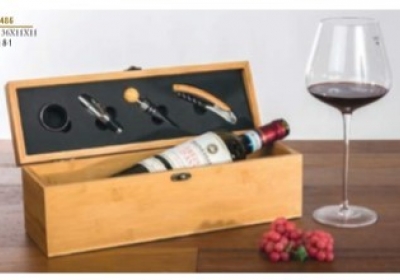 Set vino e scatola legno per una bottiglia